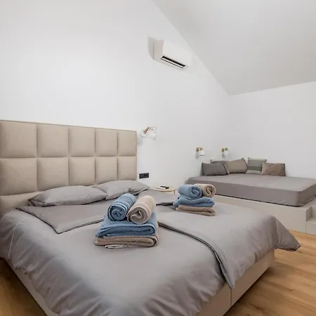 1 With Pool Soline, Krk, 280 M From Beach, By 4villas סולינה